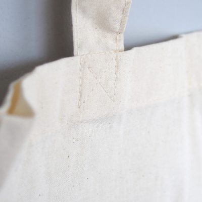 criança-respectuosa-braços-totebag